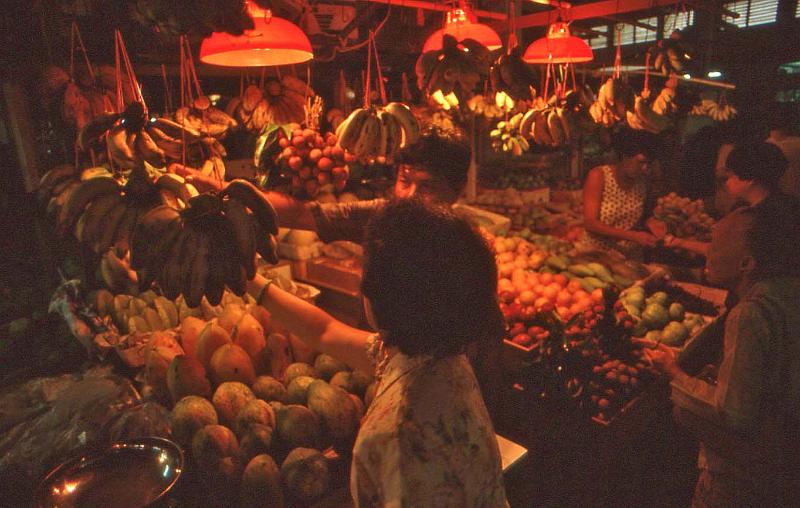 WT 0600 105a26 e001 Singapore Market Scene.jpg